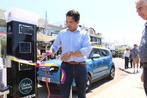 Local MP Simon Bridges cuts the ribbon